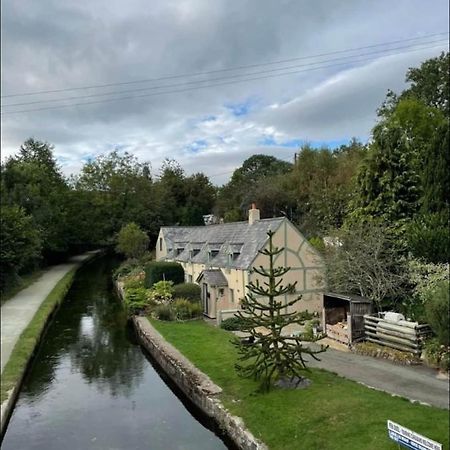 Canalside Cottage In The Heart Of Llangollen. エクステリア 写真