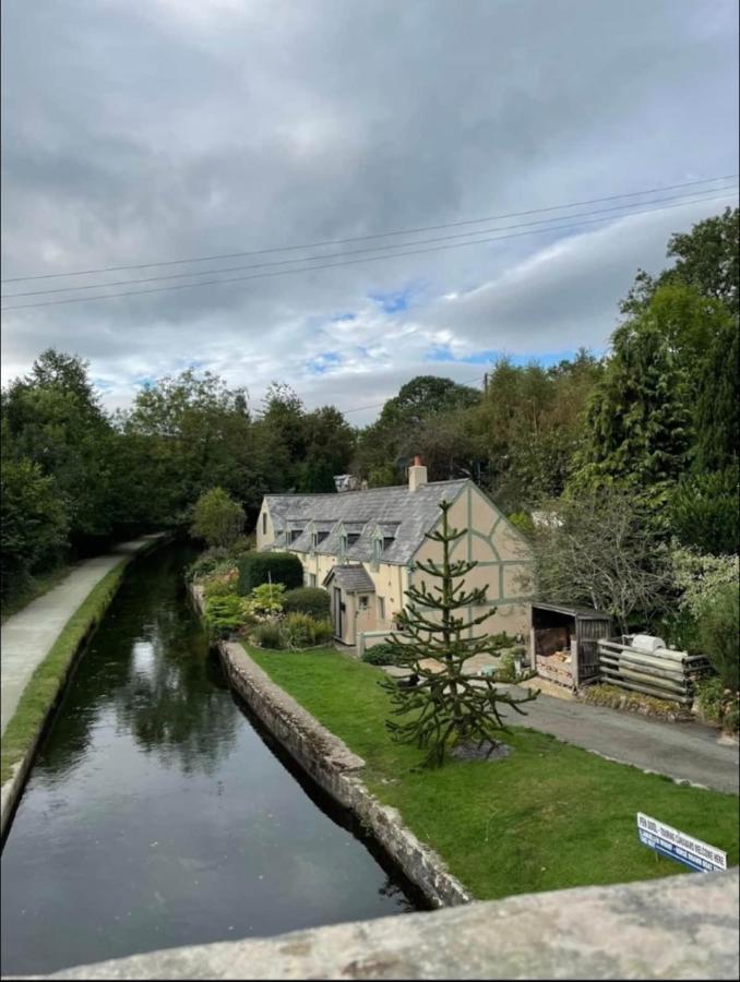Canalside Cottage In The Heart Of Llangollen. エクステリア 写真